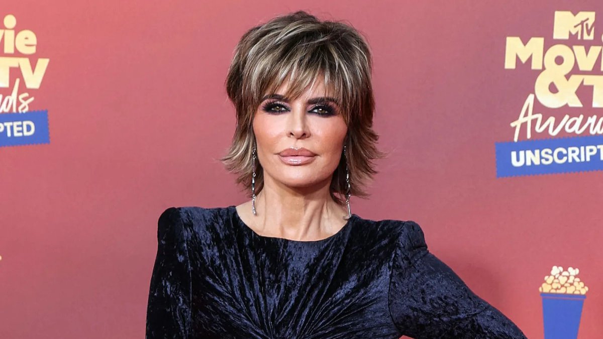 bravohoess's tweet photo. Like for Kathy Hilton. Retweet for Lisa Rinna. #RHOBHReunion #rhobh https://t.co/T8aKrsNLGb