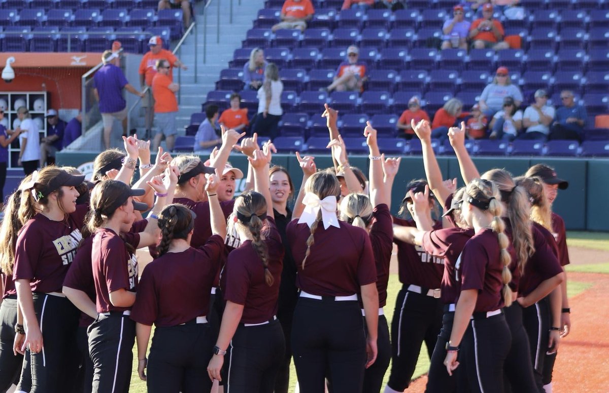 AnsleePittman's tweet photo. Had a great time with my amazing team going up against Clemson last night! #gofleet @ErskineSoftball https://t.co/IMyRnFOmir