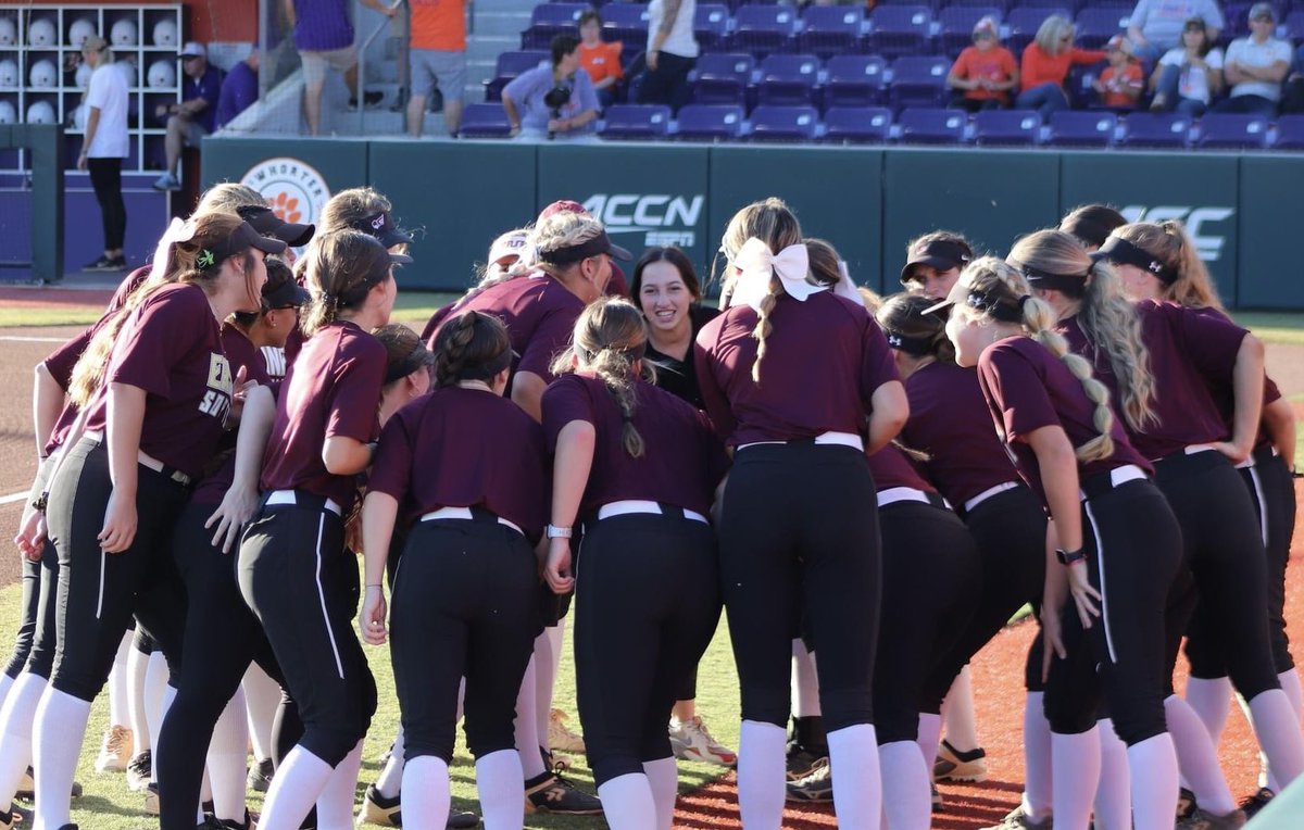 AnsleePittman's tweet photo. Had a great time with my amazing team going up against Clemson last night! #gofleet @ErskineSoftball https://t.co/IMyRnFOmir