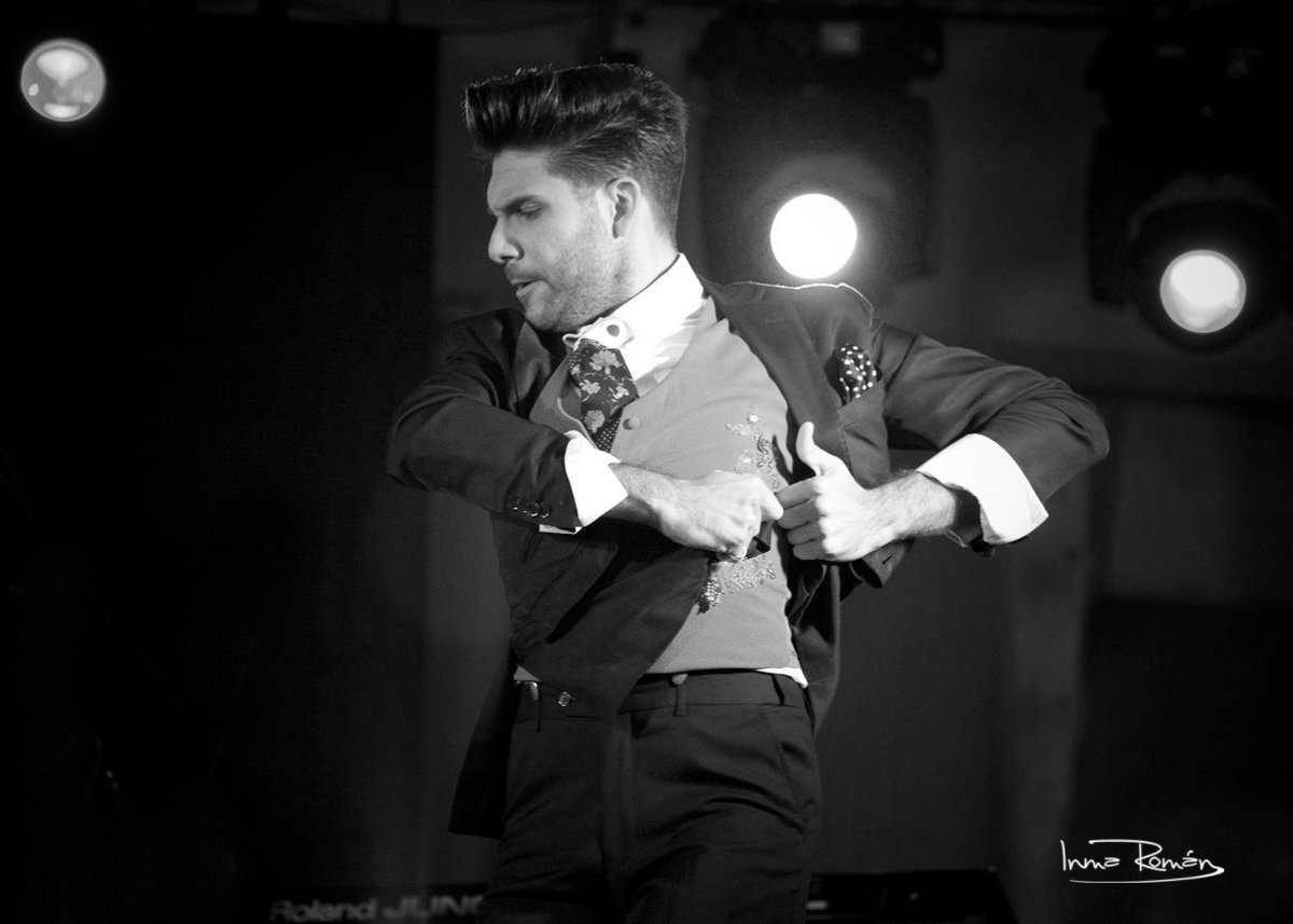 inmaroman's tweet photo. Voz y poderío se dieron cita anoche en #serrato 
@JoanaJimenez_ 
@AlbertoElRomero 
#inmaromanfotografia
#inmaroman
#flamenco
#copla https://t.co/gWMtzzpyZn