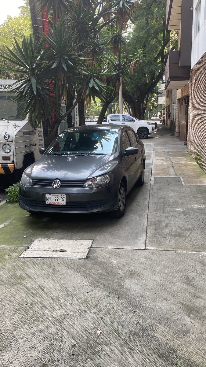 lucedeto's tweet photo. @OVIALCDMX me ayudas con este vehículo sobre la banqueta en San Borja esquina Gabriel Mancera  @En_laDelValle https://t.co/BfYAJSKDtd