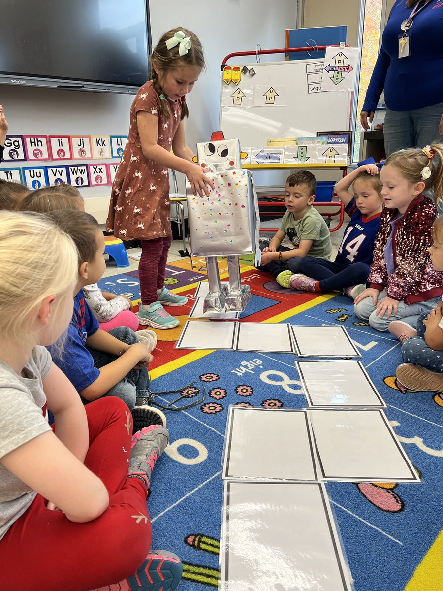 Tech Coaches are hanging out in classrooms at <a href="/BVSelementary/">Boston Valley Elementary School</a> this afternoon.  Learning about chromebooks in 2nd grade and coding unplugged in kinder! #hcsdlearns @MrW318 <a href="/MrsW111/">Mrs. W</a>