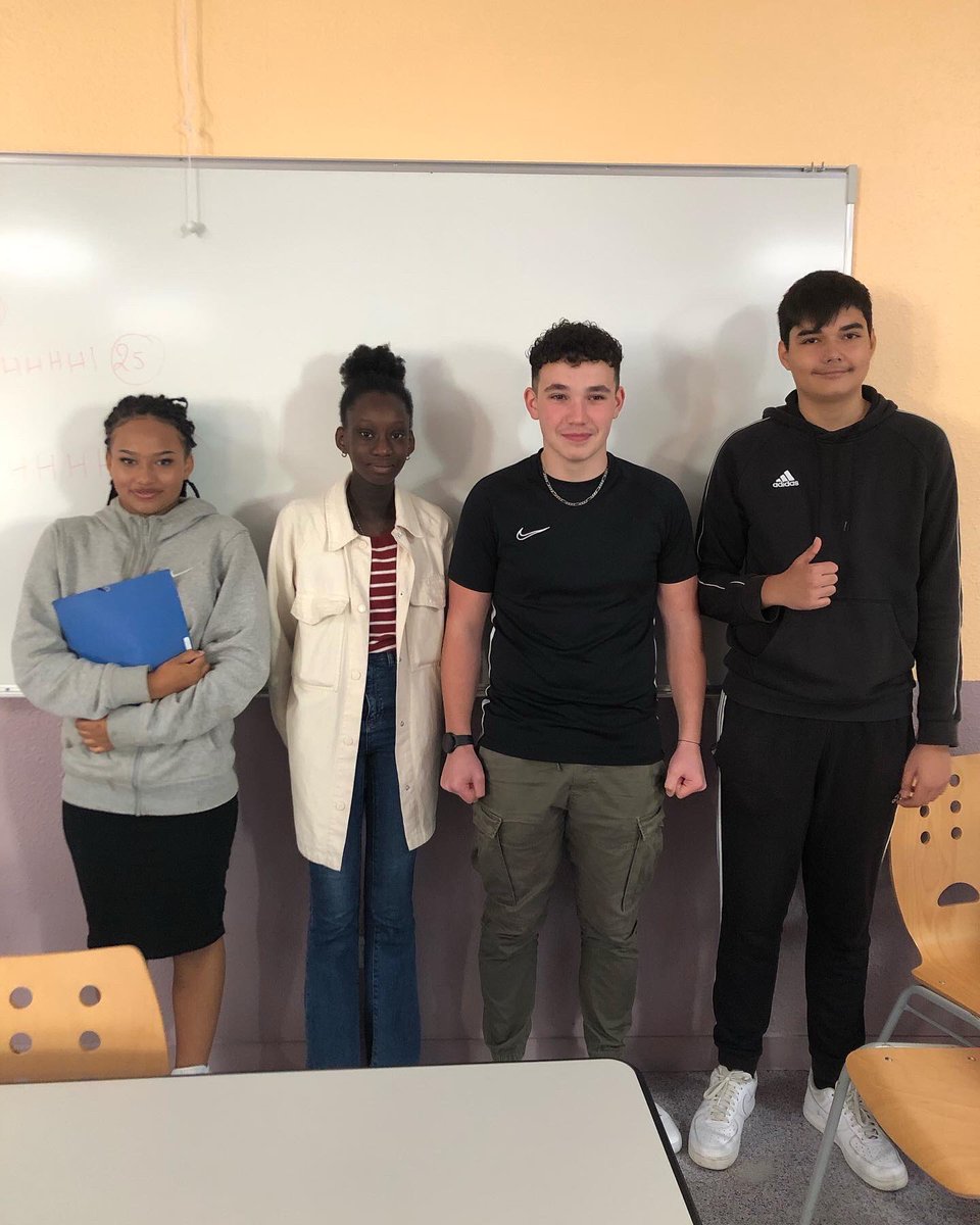 Collège des Bourgognes Chantilly tweet media