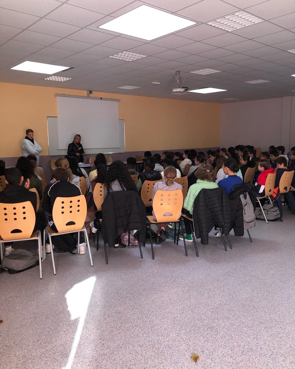 Collège des Bourgognes Chantilly tweet media