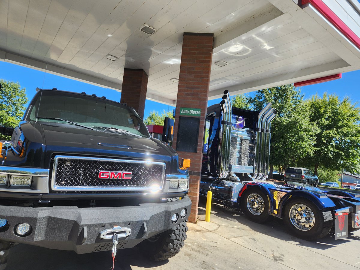 Optimus_Is_Here's tweet photo. Wonder how long it would take to energize the Autobots at a Tesla charging station ... 🤔🤣😉
#OptimusIsHere #OptimusPrime #TeamPrime #Transformers #ironhide #topkick #gmc #diesel #tesla https://t.co/nQtA6Ld75x