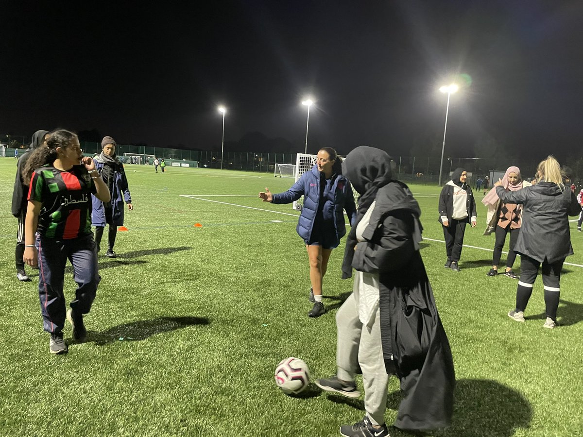 An awesome evening @EnglandLearning with @Yasmin_H_83 @dani_warnes and @frenfordmsawfc Developing more Skilful Players @EssexCountyFA with our female coach development group @lozlok7