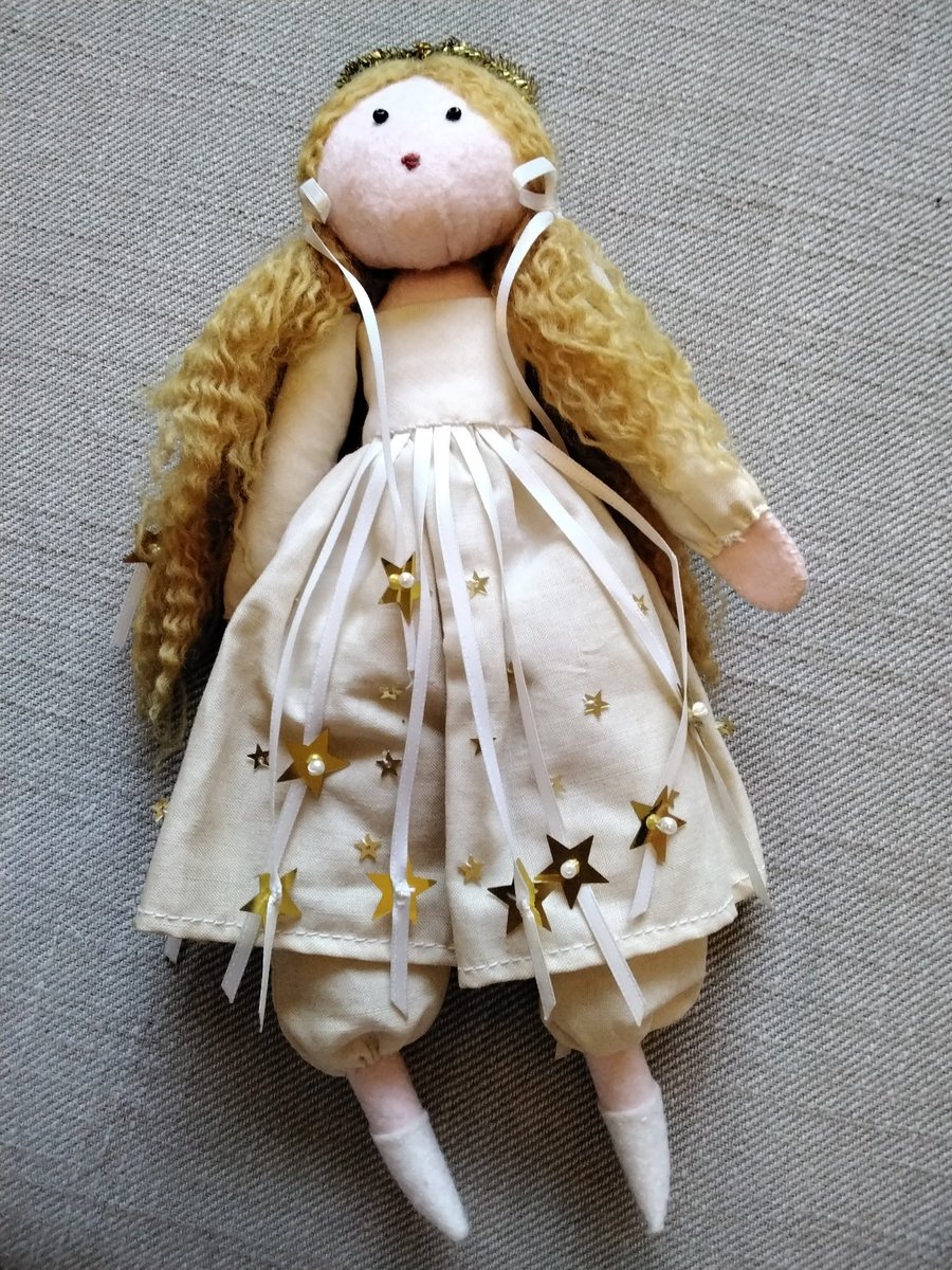 ajc_cartwright's tweet photo. @teddybearladies I would be very grateful for your expert advice. I made this fairy years ago for my mum and the white dress has aged somewhat (mum was a smoker). I just wondered what the best way to clean her dress would be or if it's easier to make a new one? Many thanks https://t.co/EPuWJrWyPF