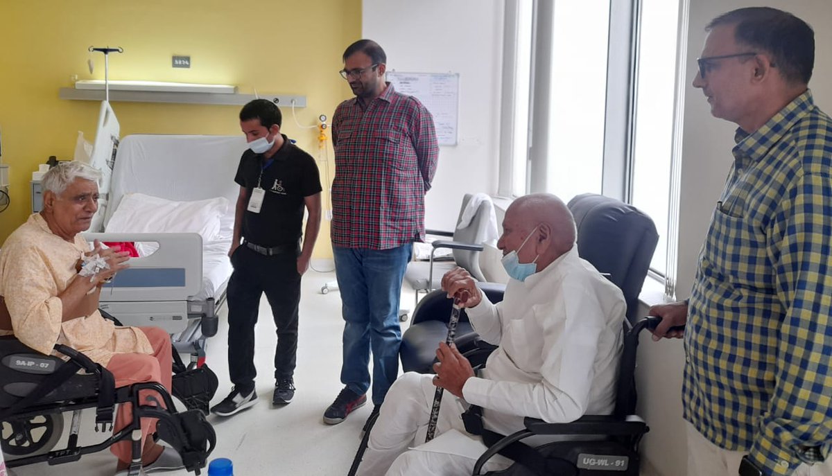 AbhaySChautala's tweet photo. इनेलो सुप्रीमो चौधरी ओमप्रकाश चौटाला जी ने मेदांता में पूर्व विधानसभा स्पीकर एवं बेरी के विधायक रघुवीर कादियान जी से मिलकर उनका हालचाल जाना। परमात्मा से उनके जल्द स्वस्थ होने की कामना की। https://t.co/RkOfV4azUd