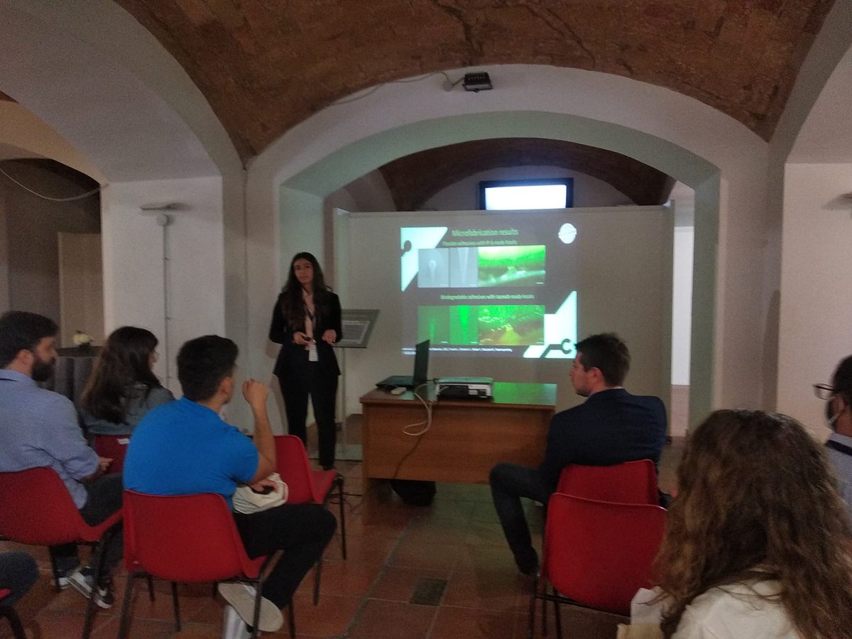 IsabellaFiorel1's tweet photo. I was at #IRIM this morning to present our work on #climbing plant-inspired materials!
Tomorrow at 6pm come to visit us for the #RoboPitch #startup competition! @BarbaraMazzolai @FabianMeder @IITalk @_I_RIM_ @GrowBot_project @InsideNatGeo https://t.co/eZ2oSAByee https://t.co/Y0ze7EwONB