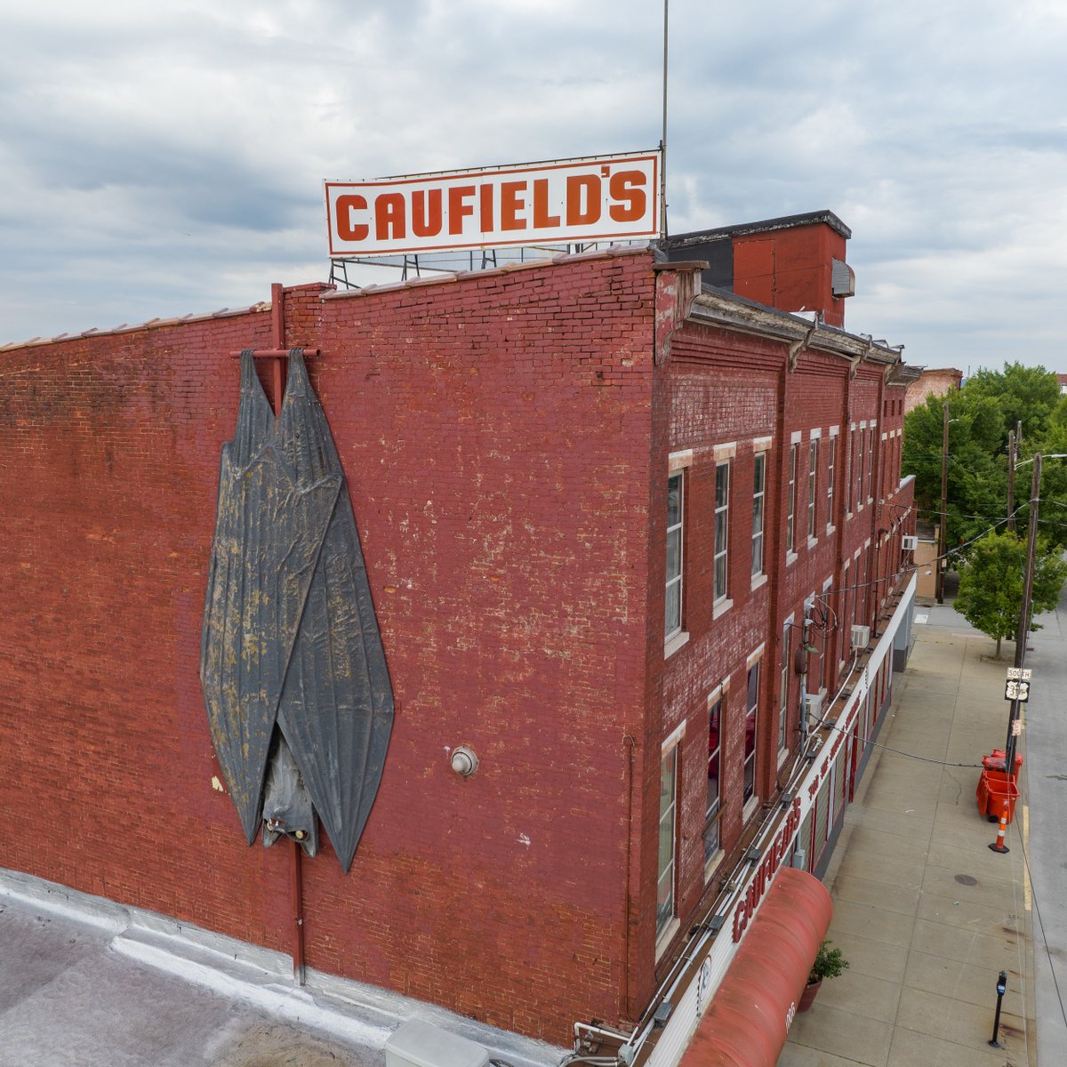 Did you know Louisville's Main Street is home to the world's largest vampire bat? 🦇 The batty behemoth is posted outside Caufield's, a century-old novelty and Halloween hot spot. 👻 Read more about what makes Louisville's Main Street larger than life: gotolouisville.com/blog/louisvill…