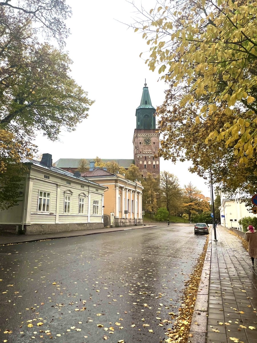 TuomasEnbuske's tweet photo. sibeliusmuseo on upea. samaan aikaa törkeän brutalistinen, mutta silti JUST oikeassa mittakaavassa vanhoihin myös kauniisin taloihin. kun talojen sekava mittakaava on just turun suurin ongelma. tuo ristiriita muuhun on just hieno, mutta ei liikaa. piispankatu on turun kaunein https://t.co/6qVhjcQcLT