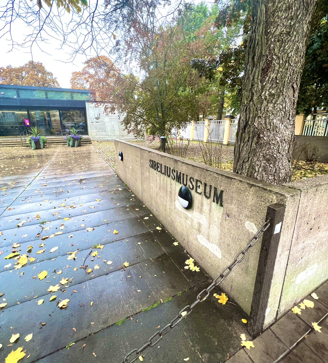 TuomasEnbuske's tweet photo. sibeliusmuseo on upea. samaan aikaa törkeän brutalistinen, mutta silti JUST oikeassa mittakaavassa vanhoihin myös kauniisin taloihin. kun talojen sekava mittakaava on just turun suurin ongelma. tuo ristiriita muuhun on just hieno, mutta ei liikaa. piispankatu on turun kaunein https://t.co/6qVhjcQcLT