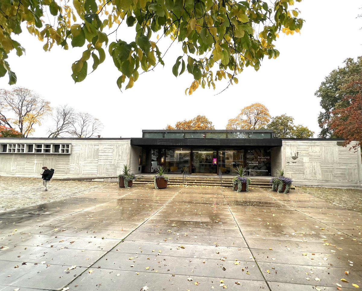 TuomasEnbuske's tweet photo. sibeliusmuseo on upea. samaan aikaa törkeän brutalistinen, mutta silti JUST oikeassa mittakaavassa vanhoihin myös kauniisin taloihin. kun talojen sekava mittakaava on just turun suurin ongelma. tuo ristiriita muuhun on just hieno, mutta ei liikaa. piispankatu on turun kaunein https://t.co/6qVhjcQcLT