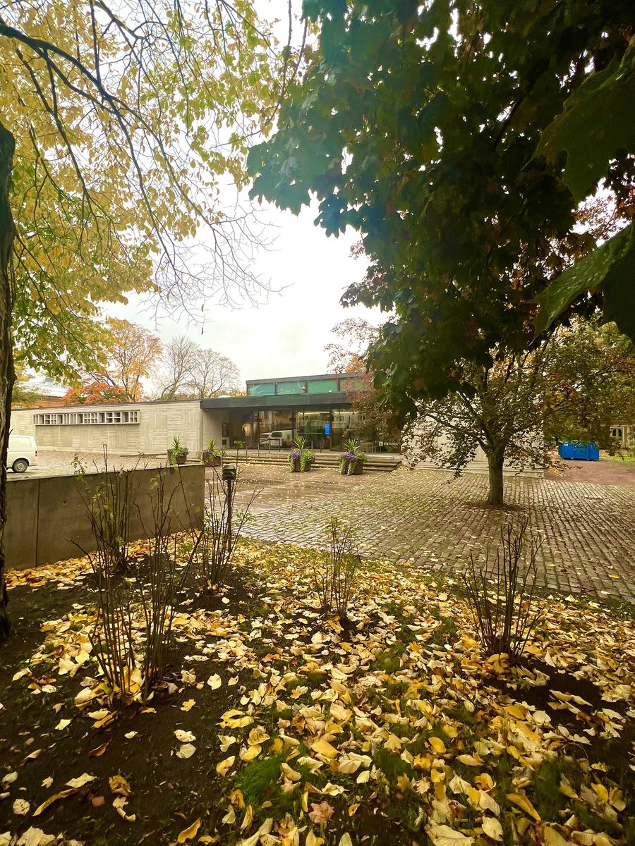 TuomasEnbuske's tweet photo. sibeliusmuseo on upea. samaan aikaa törkeän brutalistinen, mutta silti JUST oikeassa mittakaavassa vanhoihin myös kauniisin taloihin. kun talojen sekava mittakaava on just turun suurin ongelma. tuo ristiriita muuhun on just hieno, mutta ei liikaa. piispankatu on turun kaunein https://t.co/6qVhjcQcLT