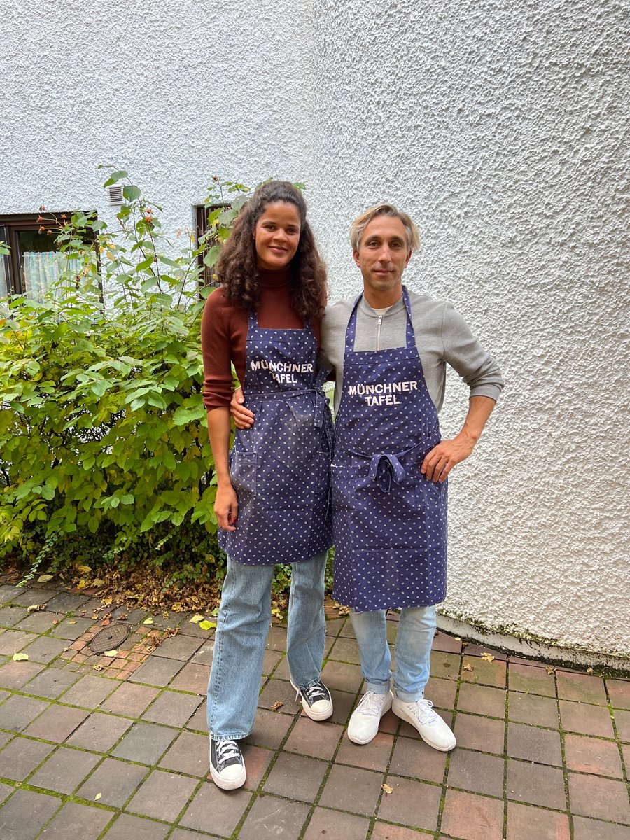 Bazaarvoice's tweet photo. Our team in Munich distributed groceries to those in need with MΓΌnchner Tafel e.V. Our team in London went bramble bashing in Gunnersbury Park and our team in NYC took part in a bookbag assembly for a local nonprofit. #LiveBV #bgenerous https://t.co/sslZ7rTUZ5