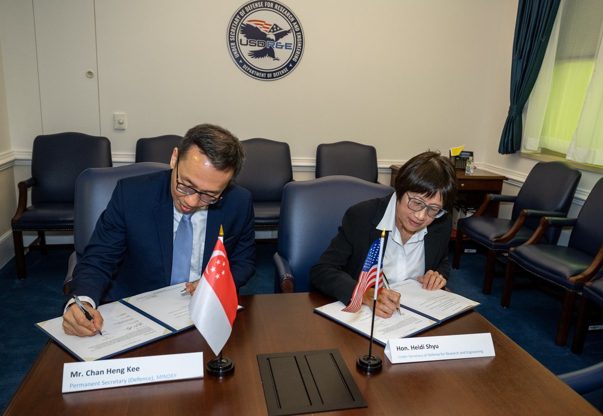 DoWCTO's tweet photo. The @DeptofDefense is working with our @mindefsg partners to keep the Indo-Pacific safe. Under Secretary Heidi Shyu and her Singaporean counterpart, Chan Heng Kee, have launched a new working group to boost 🇺🇸 &amp; 🇸🇬 defense R&amp;D cooperation in #science &amp; #tech https://t.co/Y8drjaNeOI