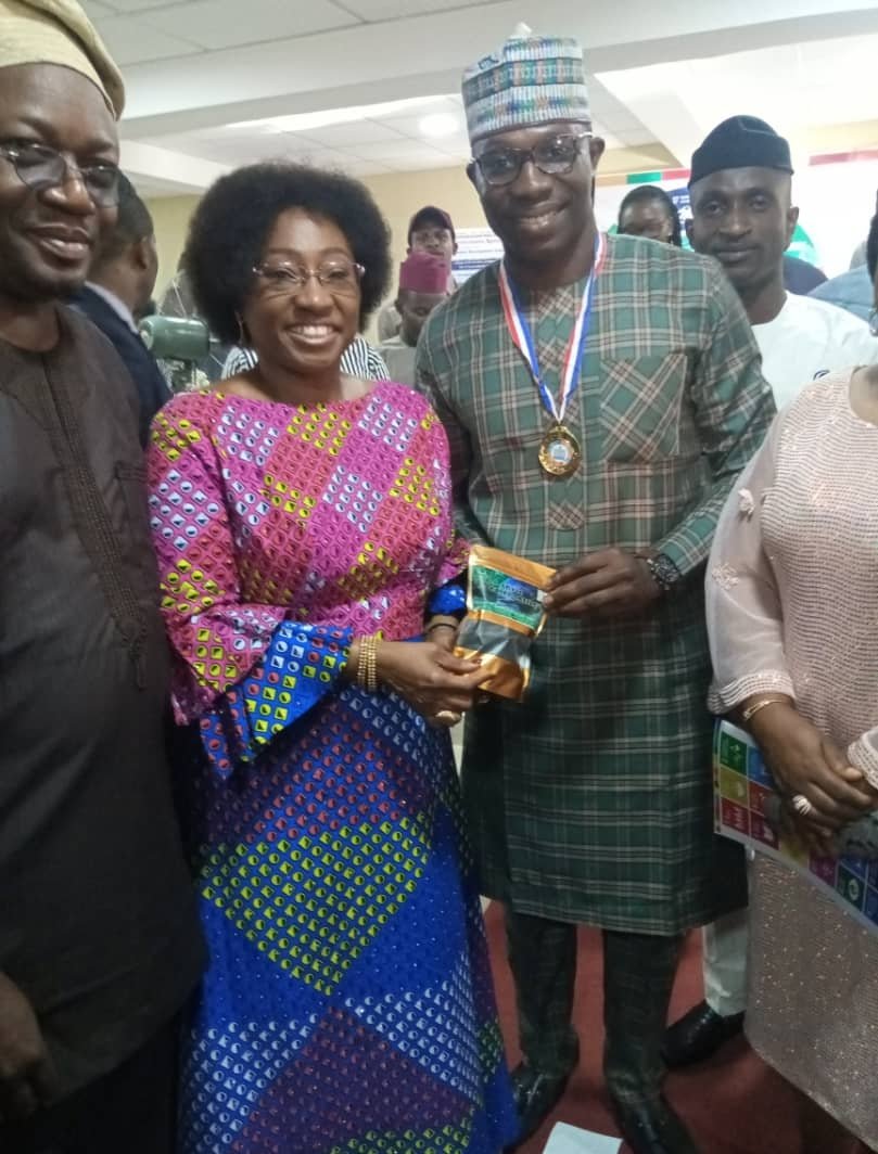 ModelAdura's tweet photo. Flashback to when I gave her Excellency, Erelu @bisiafayemi our oven dried snails. 

You can see the excitement on her face 😁

@advicfarms driedsnails are available to order.With low moisture content,it's shelf life is over 6 months so,you can have them fresh even till Christmas https://t.co/14u0EZZL36