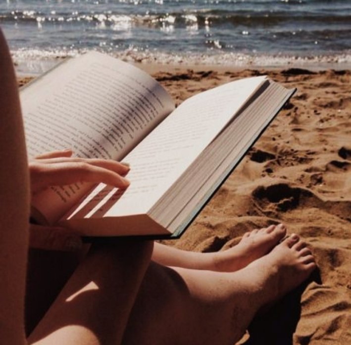 Memories of summer: reading on the beach. Bring a picnic and a book, and let's stay until the sun sets.
#Read #sunshine #fridaymorning