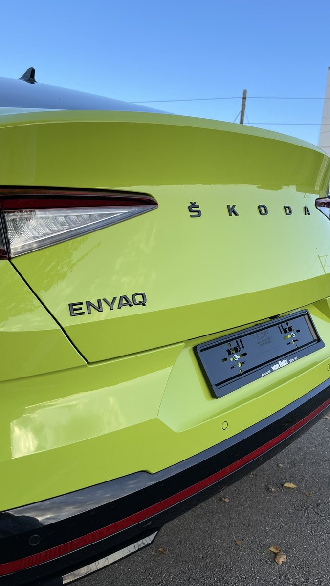 visionedrive's tweet photo. Der #skoda #enyaqiv in Mamba Green ist einfach eine Augenweide💚💚💚 #Elektroauto #ElectricVehicles #electricity bald wird er von uns getestet.  @visionedrive https://t.co/Jit1ii5rep
