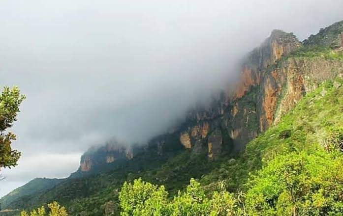 abdirizakdhore's tweet photo. A young man reportedly fell into a hole in the #Almadow #Mountains of #Sanaag region in #Somalia, while digging for #GOLD.
Pple in the area are trying to save him. Yrs ago, same incidents took place in the Almadow Mountains but pple failed to save those fell into the hole. https://t.co/ngC0NAsRmD