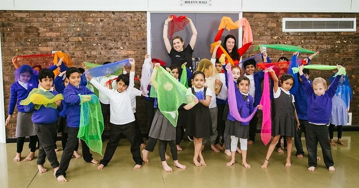 Have you heard?! 🤸 @Artsmarkaward is celebrating cultural education on 7-11 Nov with a nationwide #CelebrateArtsmark week for schools and education settings 🎉 Find out how you can get involved now 👉 buff.ly/3otBD0D