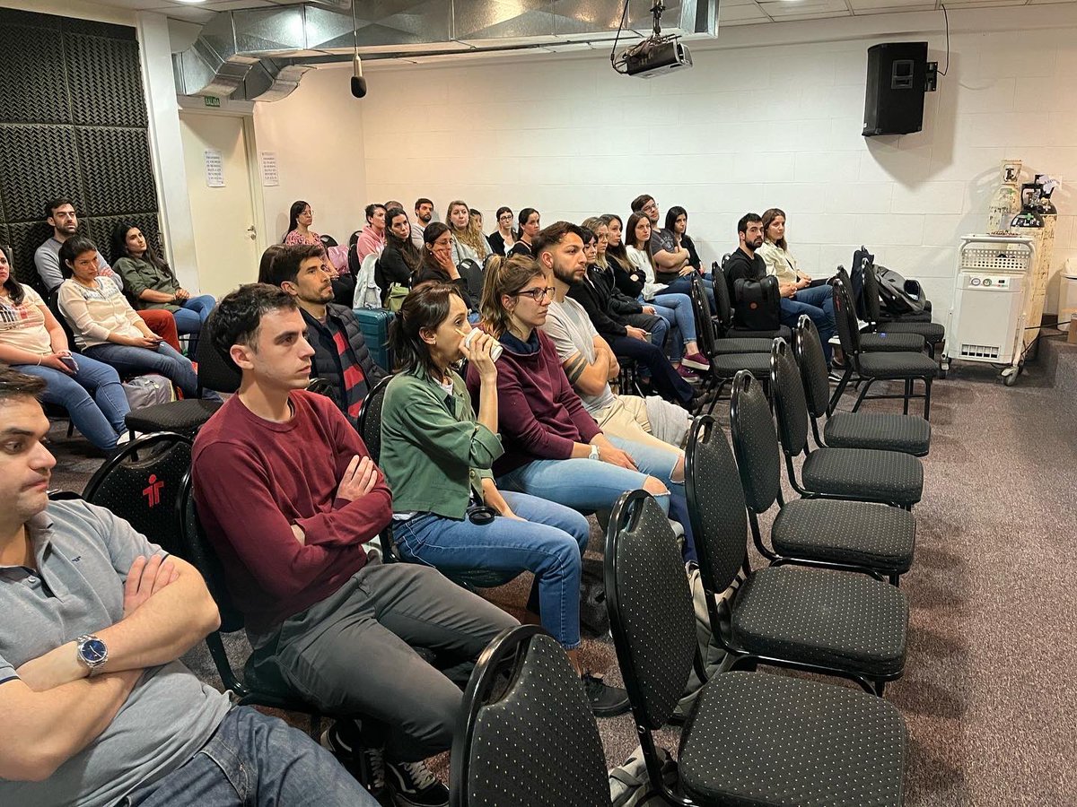 CKISATI's tweet photo. 🗣️ #CSKCI
😁🤓¡Volvieron los talleres presenciales!
📆 ayer en la @SATIarg , junto a más de 50 alumnos 👨🎓 charlamos, aprendimos, debatimos sobre Interfaces paciente-ventilador. 🫁
🏥👩⚕️casos clínicos
🧪🧑🔬 experimentos
¡Y más! https://t.co/lCaDY9vAy5