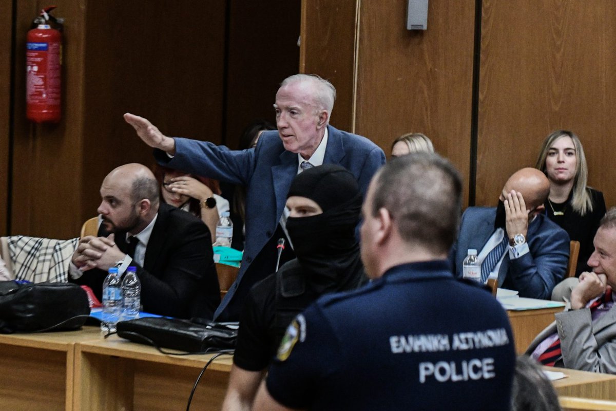 xstefanou's tweet photo. Δεν ξεχνάμε ότι η Νέα Δημοκρατία έκανε αντιπρόεδρο τον αριστερά που πουλούσε τα βιβλία του δεξιά. https://t.co/LiAZWWN4nE
