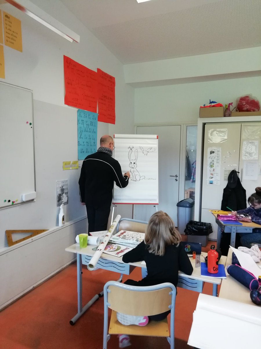ECNOROY's tweet photo. #projetbandesdessinées Nous avons accueilli M. François Roussel auteur d'albums de jeunesse et d'albums de bandes dessinées. Il a présenté à toutes les classes de l'école son travail de scénariste et d'illustrateur. https://t.co/hwnJLrE4A7