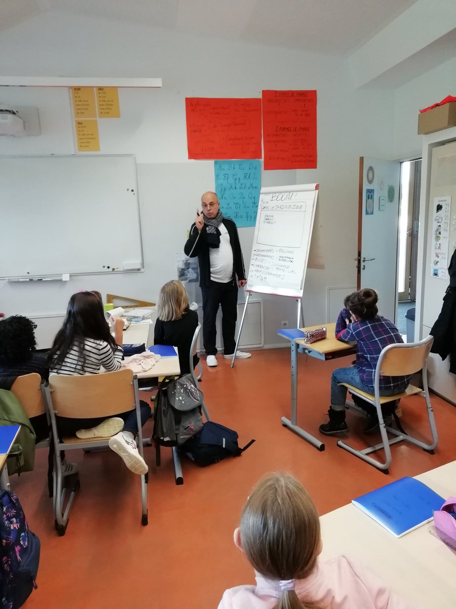 ECNOROY's tweet photo. #projetbandesdessinées Nous avons accueilli M. François Roussel auteur d'albums de jeunesse et d'albums de bandes dessinées. Il a présenté à toutes les classes de l'école son travail de scénariste et d'illustrateur. https://t.co/hwnJLrE4A7