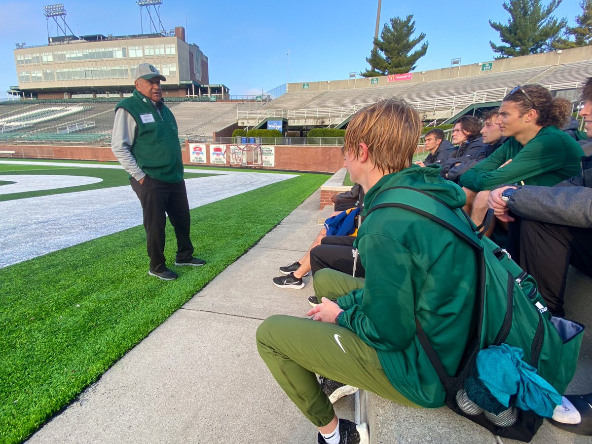 Great to have the legend, Mo Banton, address <a href="/OhioXCTF/">Ohio XC/TF</a> this morning ahead of his team’s Hall of Fame induction #OHIOHC2022