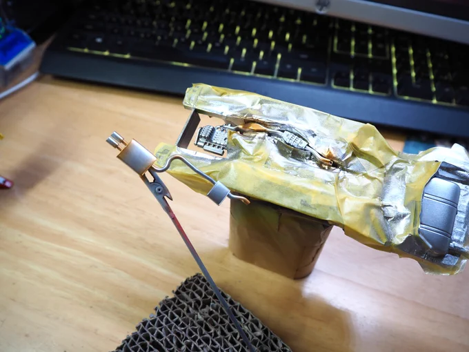 先日は夜の塗装作業です。HGCEエールストライクとM.S.Gミサイル&amp;レドームからデカール貼りが終わった分をクリアー塗装。あとタミヤS13のマフラー周りは焼き付けイメージのGXクリアーオレンジを塗装。次はクリアーブルー辺りを塗ればそれなりになるな… 