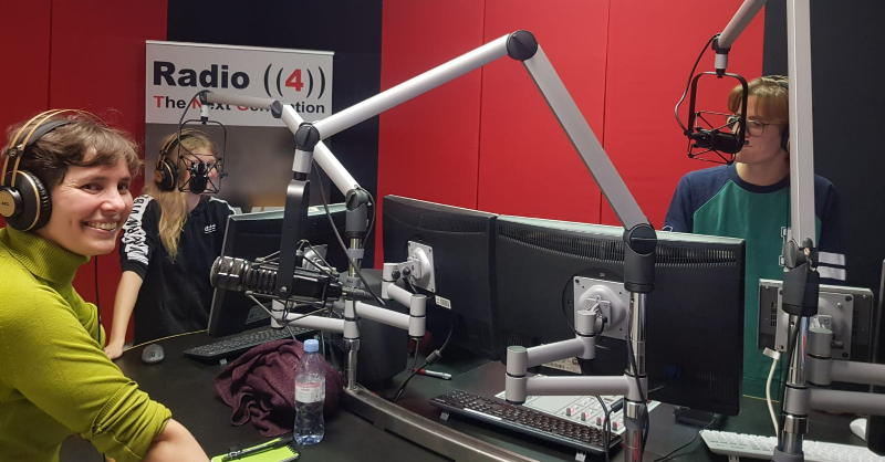 engage_ch's tweet photo. Vor einem Monat hat @Radio4TNG unsere Bereichsleiterin Ira Differding interviewt und über politische #Partizipation von Jugendlichen und jungen Erwachsenen berichtet.🎙️Daraus sind spannende Einsichten entstanden. Das #Interview kann hier nachgehört werden.👇