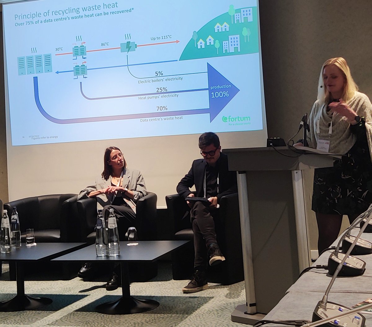 PaulinskaLucas's tweet photo. From @EuroheatPower session - Renewable heat - the next frontier for sustainable #cities at #RESource2022 
Objective carbon-neutrality in 2030 for Espoo  ➡️#districtheating decarbonisation will tap into #datacentre #excessheat from #cooling process which is largely available in🇫🇮 https://t.co/qgbhyJfCma