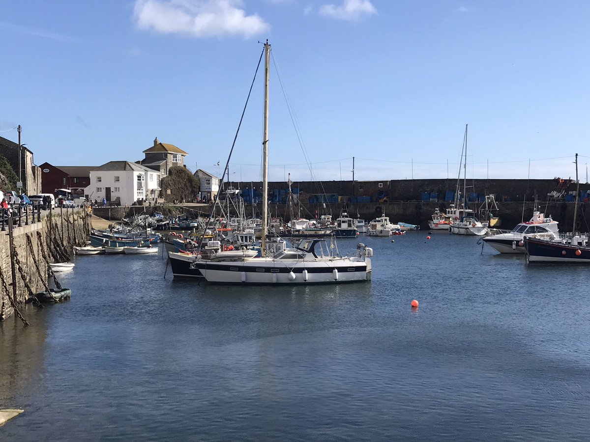 RaymentWriter's tweet photo. Morning! Beautiful autumnal sunshine in the harbour this afternoon. #Mevagissy #Cornwall #autumn2022 #sunshine https://t.co/Y4CQMdz9wU