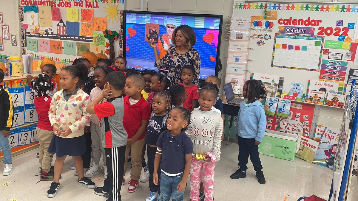 macgurl1961's tweet photo. It’s our last day of prek week and state Representative Mesha Mainor came to read to Ms. Clemons and Ms. Sullivan class @BenderChavonne @aps_OEL @bridget92070 https://t.co/R7prtLXMq4