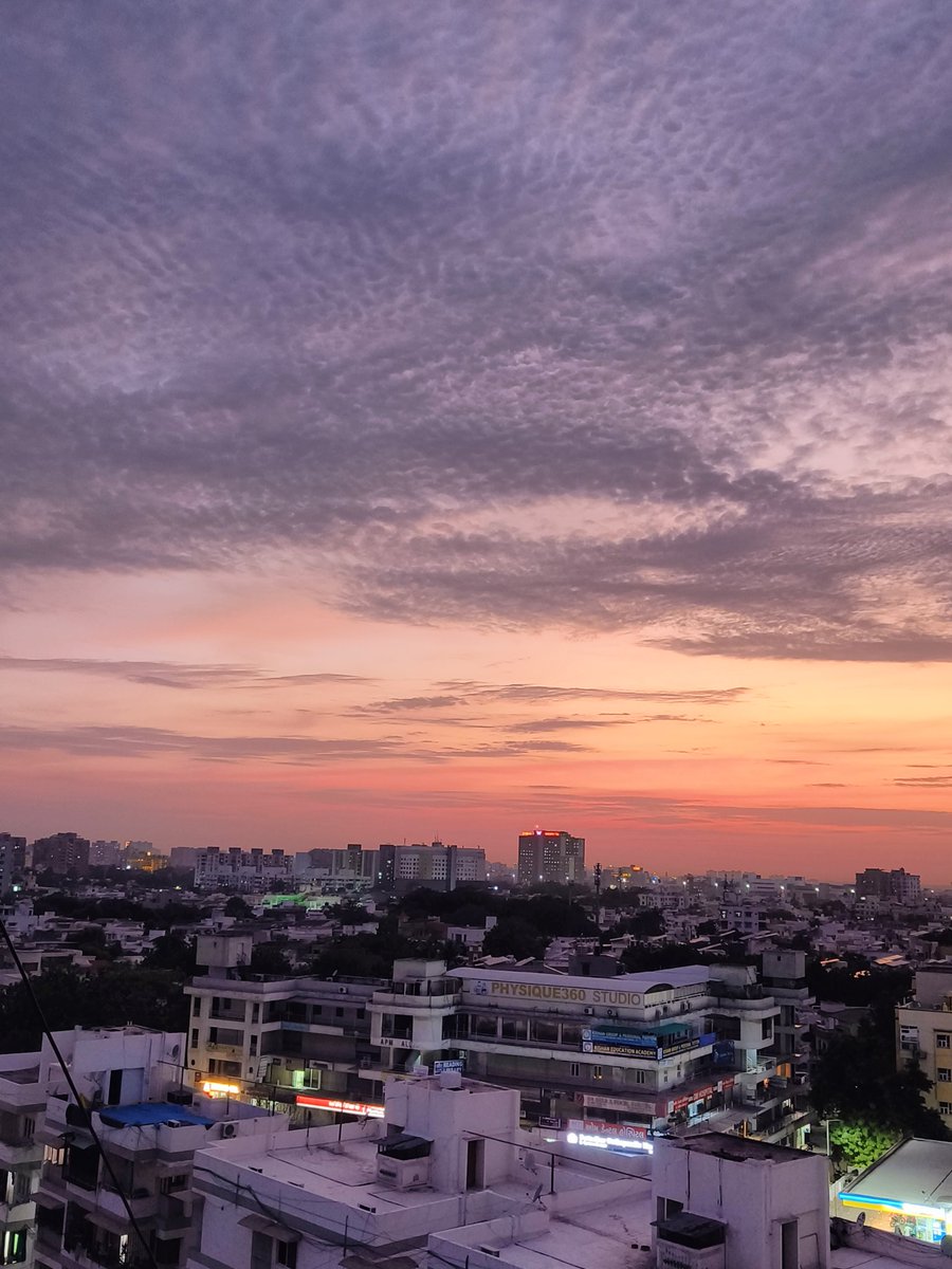 NeelNDesaii's tweet photo. When day breaks or dusk descends, stop what you’re doing and stare at the sky.

#MyAmdavadShot #FridayEve #Ahmedabad https://t.co/sHHyDOOio0