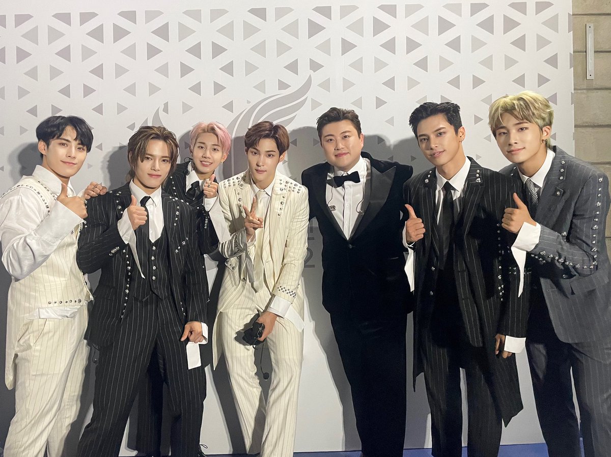 [#재준] 큰 공연장에서 무대를 해서 너무 즐거웠어요 :) 앞으로 열심히 해야겠어요 😄 우리도 언젠간 호중이형처럼..⭐ 오늘도 와준 소다들 너무 고마워요❤

@hojoongofficial 💜
#티에이엔 #TAN #JJ_FILM