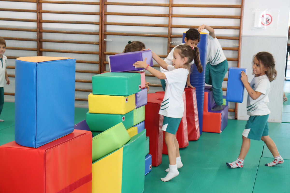 PSICOMOTRICIDAD VIVENCIADA EN 5 AÑOS
👉A través del juego se trabaja de manera global la maduración del niño aunando la parte emocional, cognitiva y corporal.

Es la llamada psicomotricidad vivenciada de Aucouturier. ¡Cómo disfrutan!

🔗 colegioalarcon.com/escuela-infant…