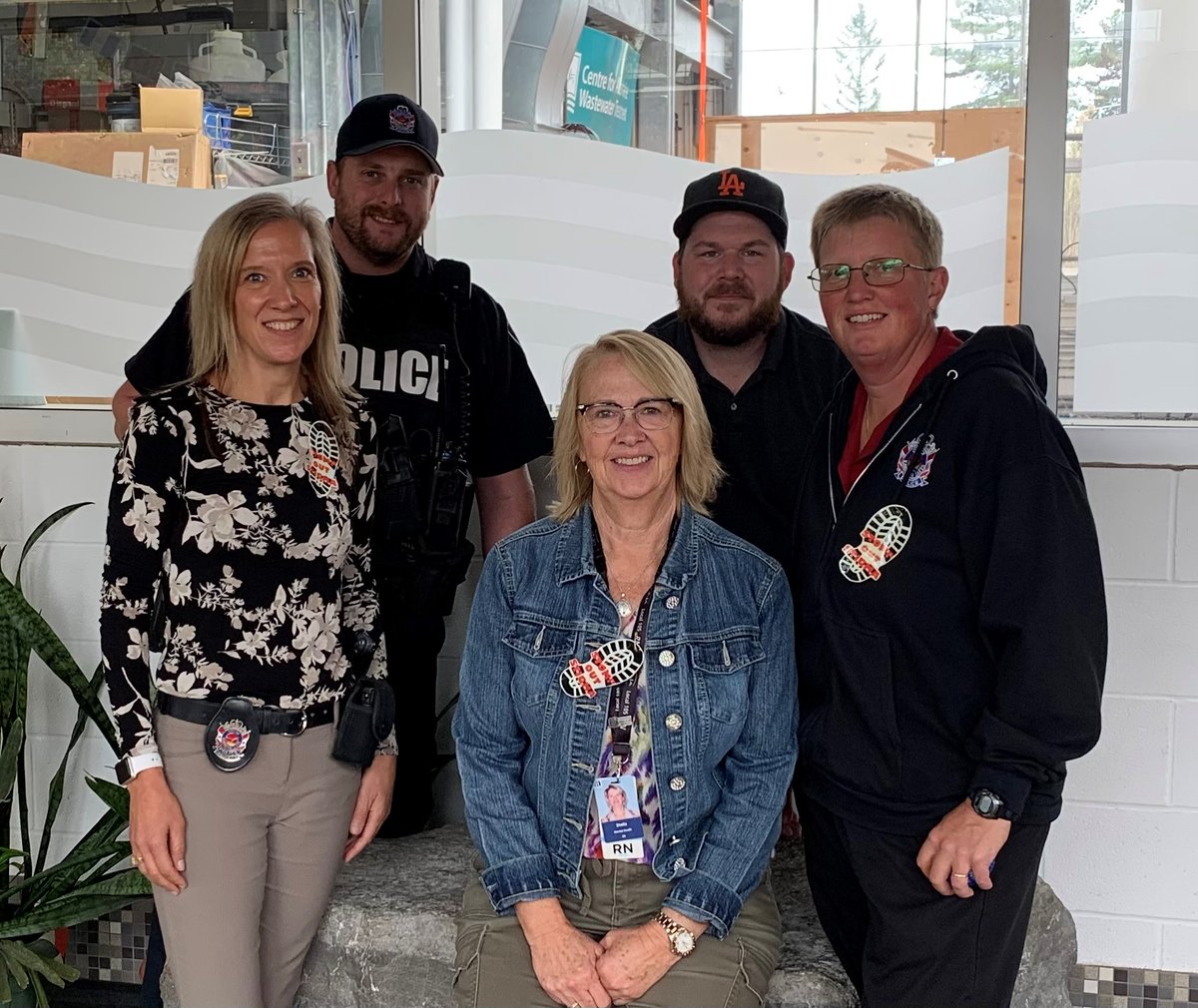 klpsmedia's tweet photo. Kawartha Lakes Police Community Response Unit attended the #StompOutStigma event held yesterday at @FlemingCollege Frost Campus. Great opportunity to break down barriers and promote better mental health understanding.
#communitysupport #mentalhealth #addictionawareness https://t.co/kdtXvOp4o0