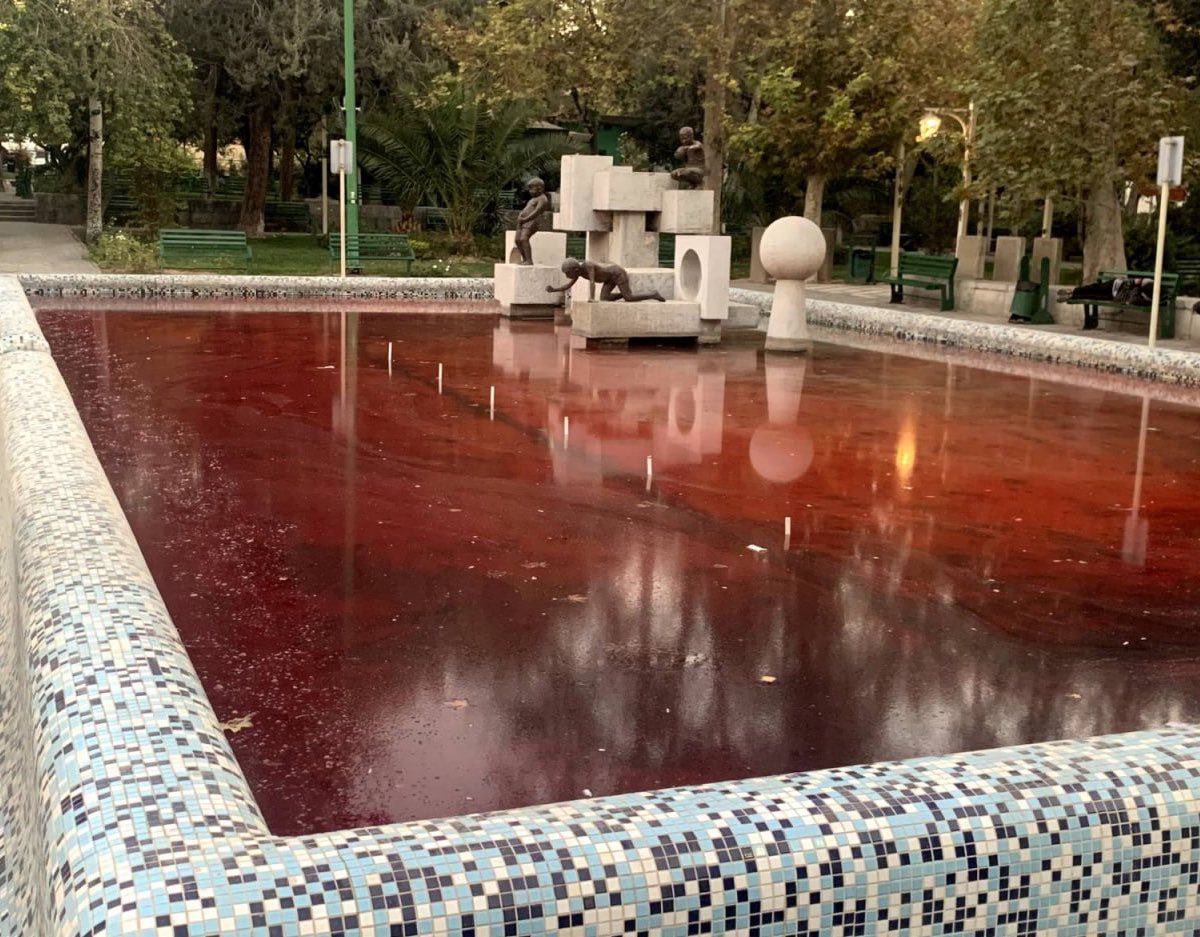 rezabehjat's tweet photo. دم اون آرتیستی که حوض خون راه انداخته گرم. اینه هنر اعتراضی! 
#مهسا_امینی #MahsaAmini #IranProtests https://t.co/OBomF8JSPN