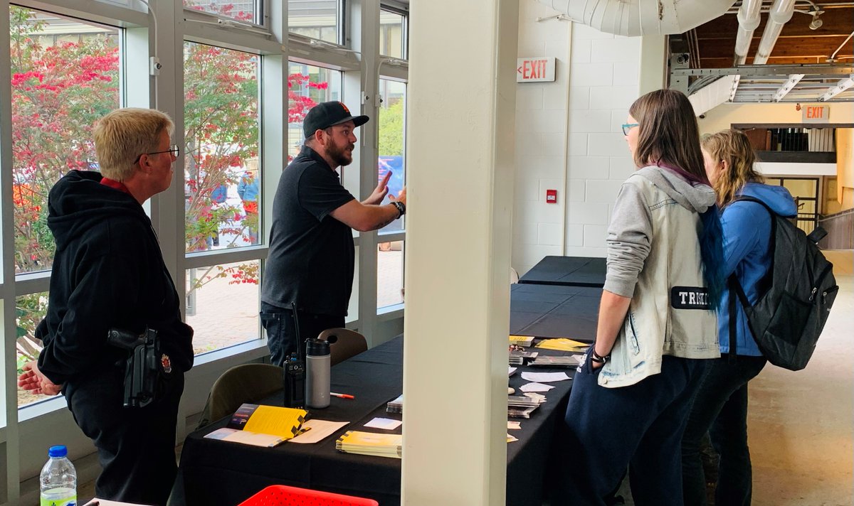 klpsmedia's tweet photo. Kawartha Lakes Police Community Response Unit attended the #StompOutStigma event held yesterday at @FlemingCollege Frost Campus. Great opportunity to break down barriers and promote better mental health understanding.
#communitysupport #mentalhealth #addictionawareness https://t.co/kdtXvOp4o0