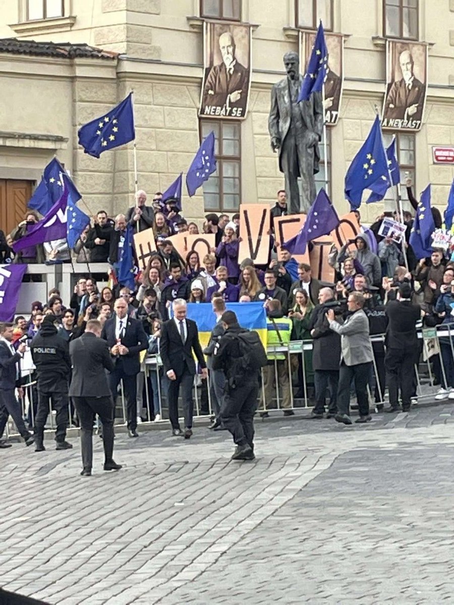 ultimora_pol's tweet photo. #Ucraina
Il presidente della Lituania #Nauseda a Praga, rivolgendosi ai membri di Volt Europa che manifestavano a favore della causa Ucraina: "La vittoria sarà ucraina, sarà un nostra vittoria."

@ultimora_pol https://t.co/UkjpJa2zIg