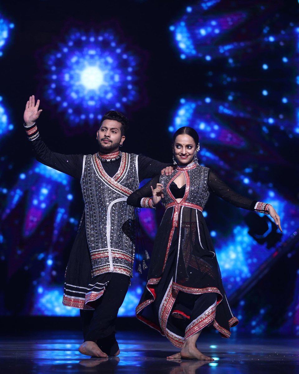 TheNishantBhat's tweet photo. Life comes full circle and this very moment is its testimony. ❤️

Don’t forget to watch me &amp; my choreo parter Anuradha set the #JDJ10 stage on fire 🔥

Sat- Sun, 8 baje, sirf #colors par. Anytime on @justvoot https://t.co/6gXIwRQrUN