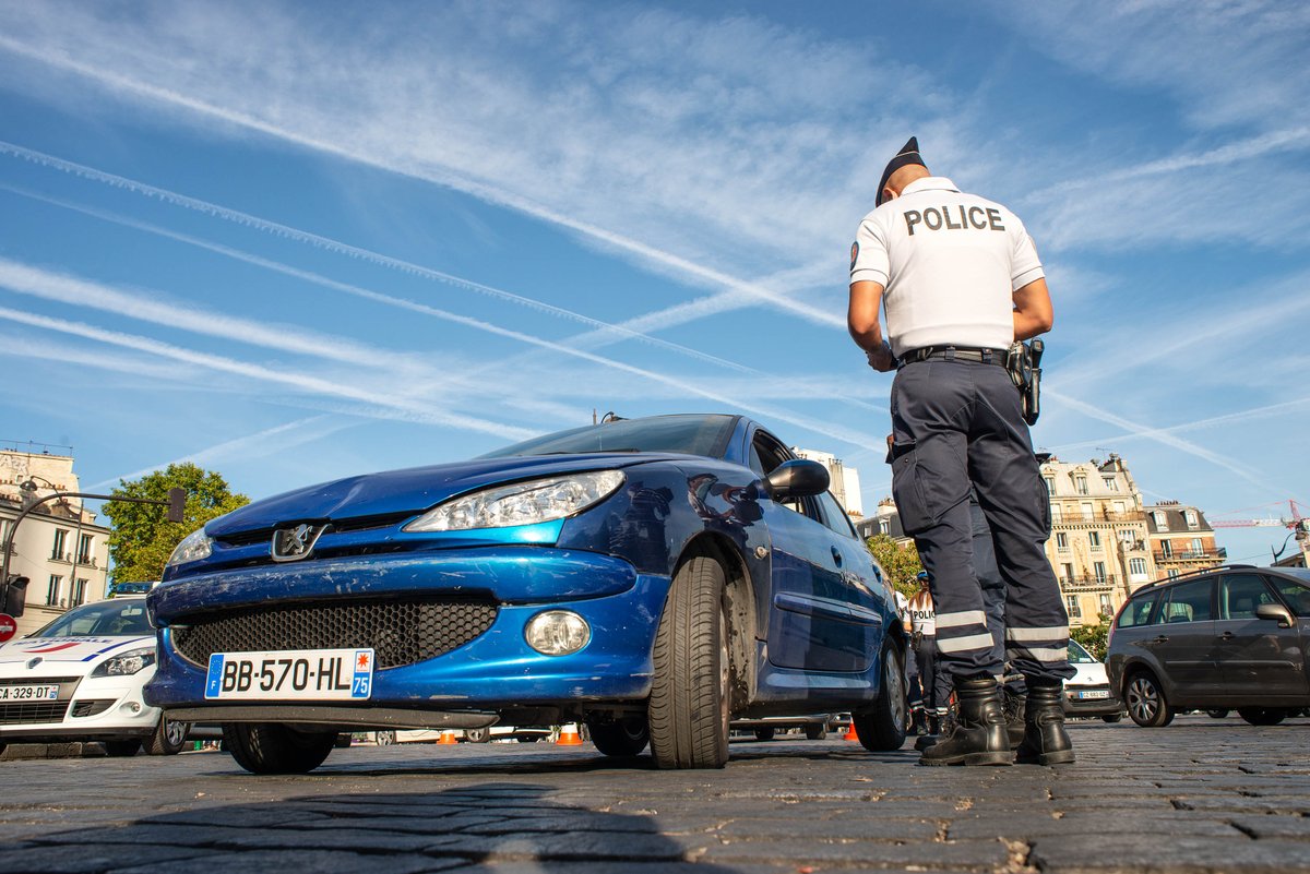 prefpolice's tweet photo. Opération de lutte contre le non-respect des #sasvélos par les policiers de la 2ème Cie de circulation de la #DOPC, le we dernier :
🔵 353 procès-verbaux électroniques dressés
🔵 33 interpellations (pour délits divers)
🔵 11 amendes forfaitaires délictuelles https://t.co/Nw4tUbN7xy