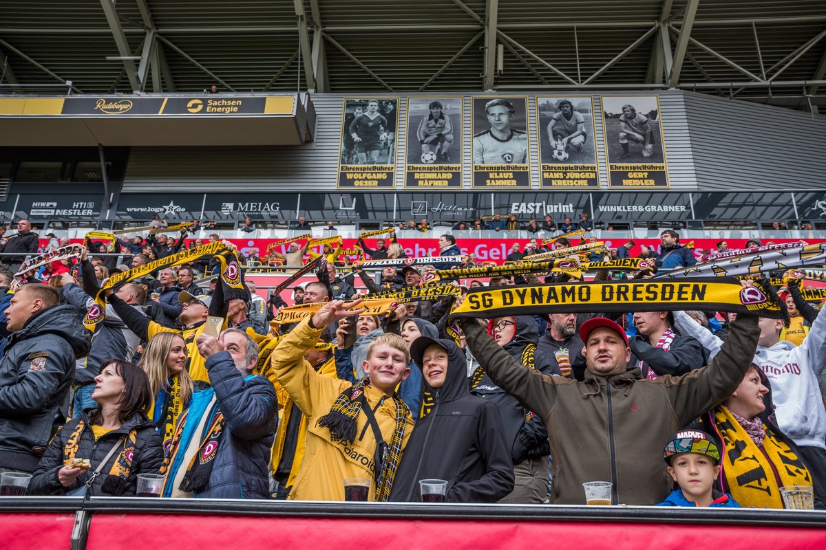 DynamoDresden's tweet photo. Am Sonntag steht das Heimspiel gegen den @VfL_1899 aus Osnabrück auf dem Programm. ⚽ Alles, was Heim- und Gästefans für die Partie im @RHStadion wissen müssen, gibt's nun wie gewohnt kompakt zusammengefasst in der #Faninfo. 👉🏼 https://t.co/zP6kqLrOB2 #SGDOSN #sgd1953 https://t.co/S6Nl2N3ppc