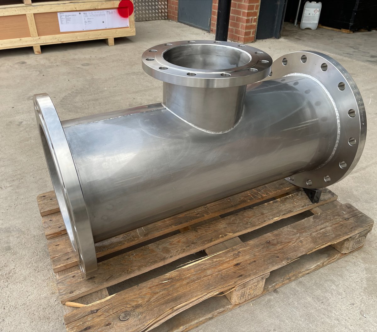 BSFL_UK's tweet photo. 16" x 10" PN16 Flanged tee to customers specification drawn, rolled, welded and dressed all in house by our workshop in Melksham.
#StainlessSteel #Hygienic #Pipework #ProcessPipework #welding #tigwelding #polishing #quality #ukmfg #iso9001 #Fabrication #Flanges #Tee #laser https://t.co/MaSXGCMkYg