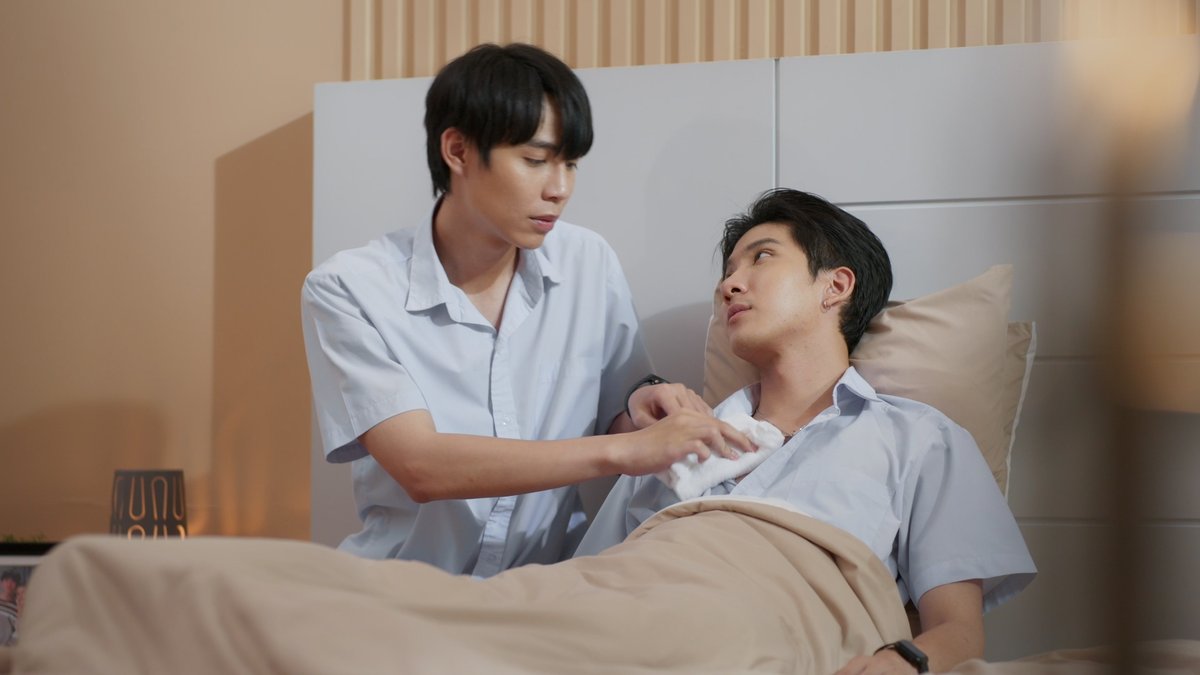 GMMTV's tweet photo. ดูแลดีจริง จับมือไม่ปล่อยเลออออ 

#TheEclipseSeriesEP9 #GMMTV 
@Firstkpp @myktnw https://t.co/jIb16CibUS