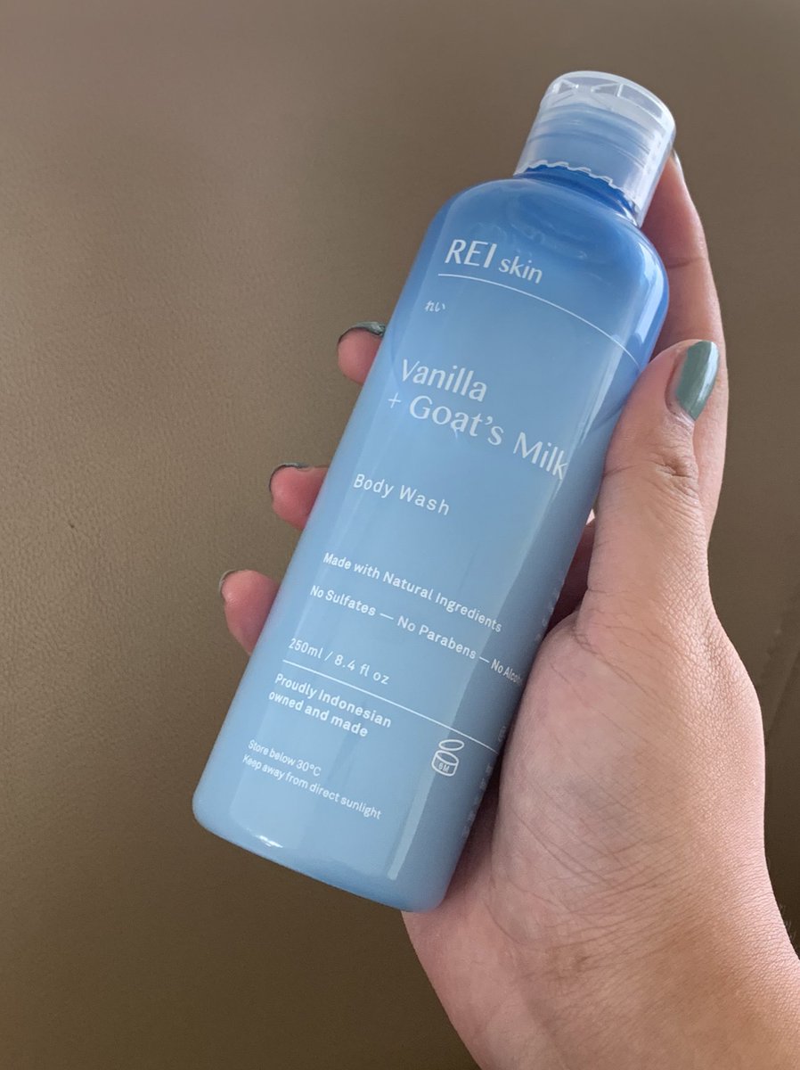 queerisy's tweet image. sabun ini wangiiiiiii banget banget banget! wanginya tuh beneran yang bikin tenang, bukan tipe wangi susu kambing yang nyegrak ke hidung, mungkin karena mix dari vanilla juga

kamu tau permen milkita yang putih? mirip itu tapi lebih wangiii 🥺🫠