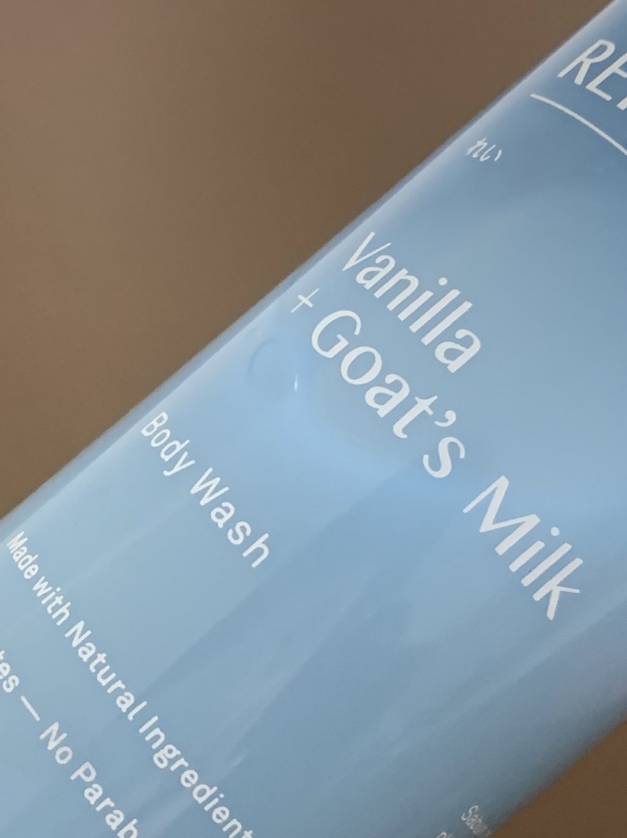 queerisy's tweet image. sabun ini wangiiiiiii banget banget banget! wanginya tuh beneran yang bikin tenang, bukan tipe wangi susu kambing yang nyegrak ke hidung, mungkin karena mix dari vanilla juga

kamu tau permen milkita yang putih? mirip itu tapi lebih wangiii 🥺🫠