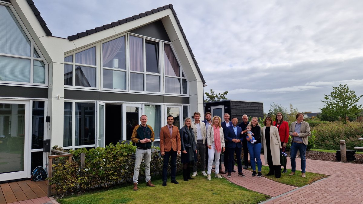 Hoe belangrijk  is het om met #KoopStart de eerste stap op de koopwoningenmarkt te kunnen zetten? Vandaag heeft <a href="/FBoulakjar/">Faissal Boulakjar</a> met delegatie D66 dit tijdens een werkbezoek aan ons en @TimpaanNL kunnen zien en horen van een gelukkige bewoonster in De Kwakel <a href="/Gem_Uithoorn/">Gemeente Uithoorn</a>. #koopstart